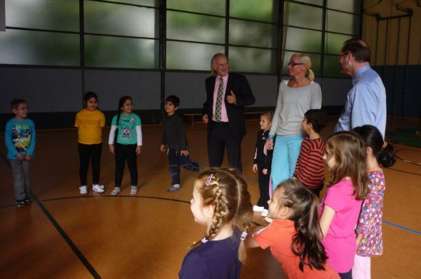 Frau Mahlke und die 1a hatten Besuch von der Stiftung "Unsere Kinder in Braunschweig"